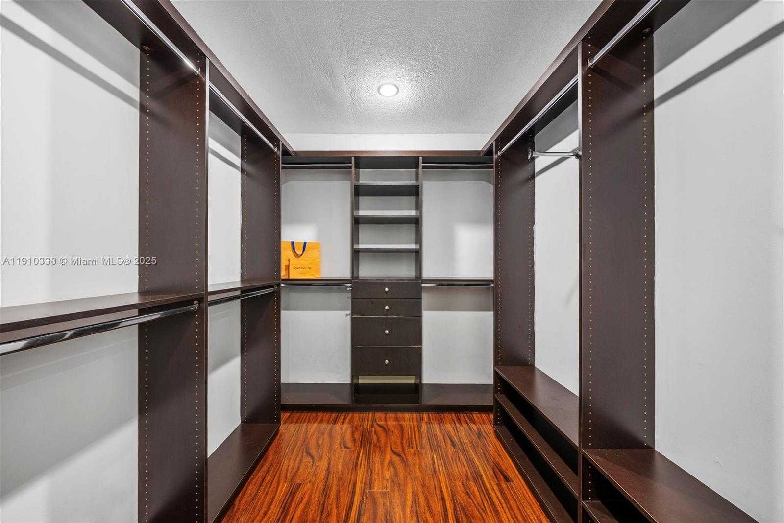 Small Image of 6300 ALLISON RD, Miami Beach Number 25