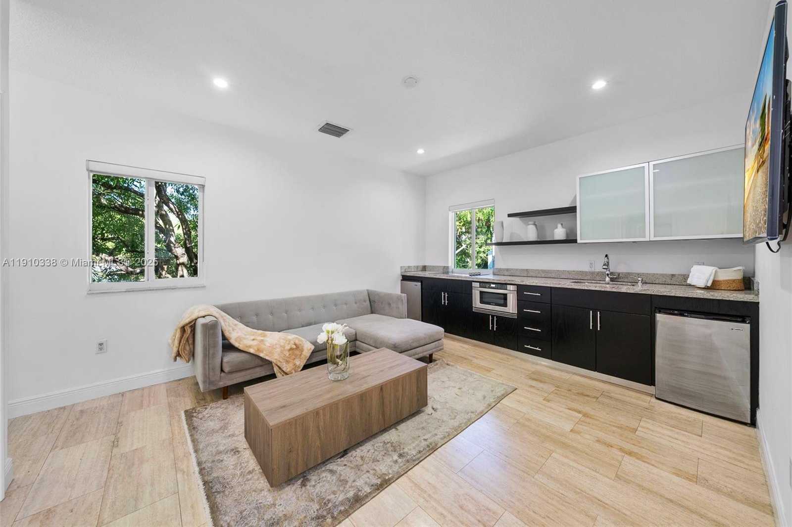 Small Image of 6300 ALLISON RD, Miami Beach Number 31