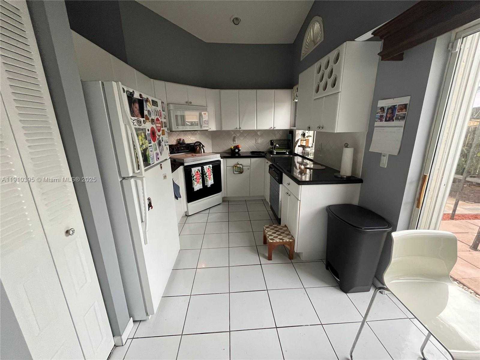 Small Image of 1327 SEAGRAPE CIR, Weston Number 3