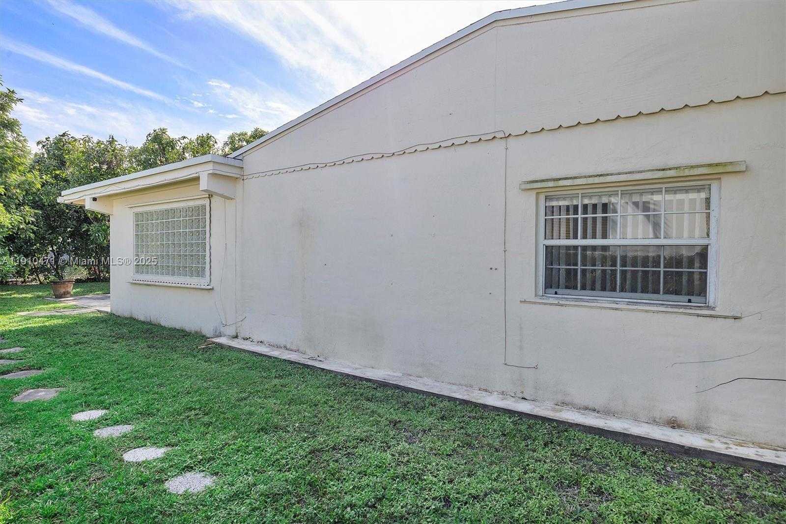 Small Image of 11111 SOUTH WEST 78TH CT, Pinecrest Number 26