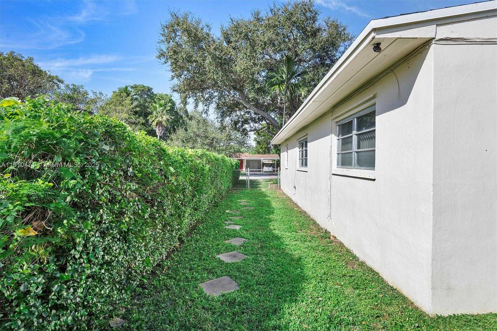 Small Image of 11111 SOUTH WEST 78TH CT, Pinecrest Number 28