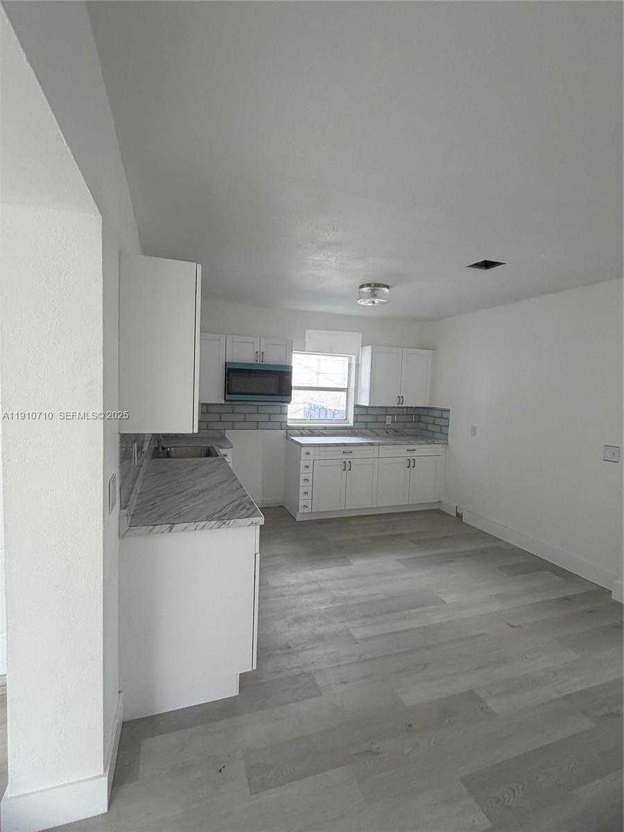 Small Image of 40 NORTH WEST 62ND AVE, Miami Number 21