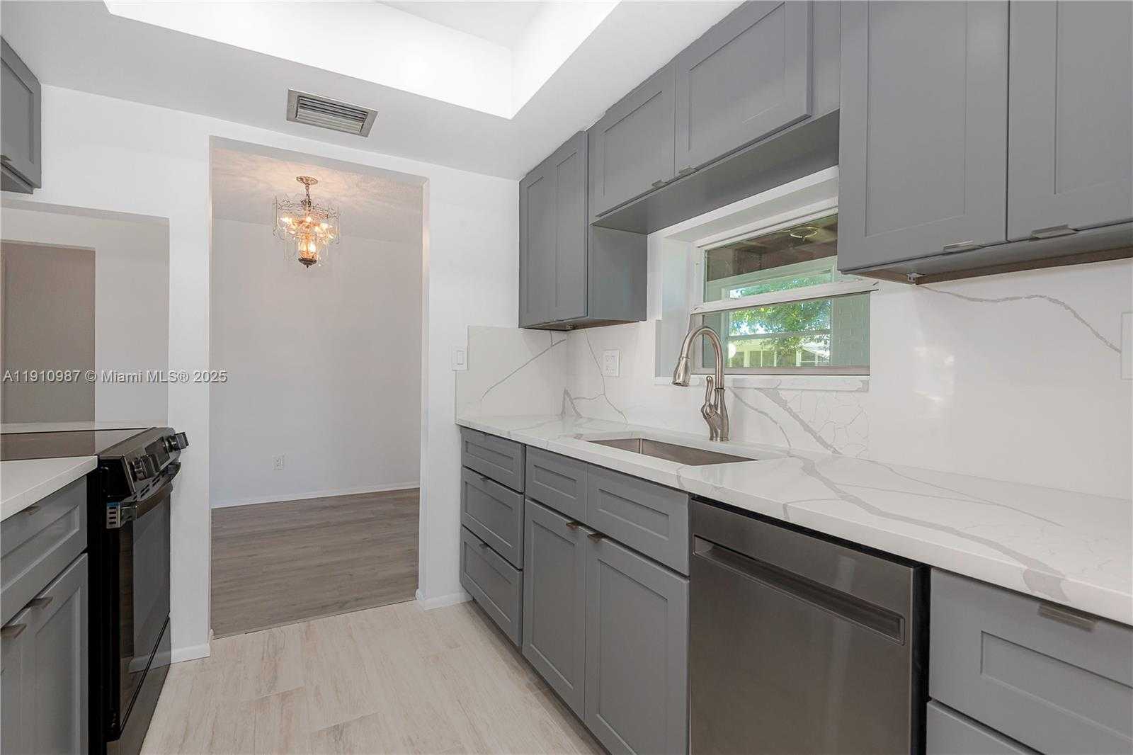 Small Image of 340 LEISURE BLVD, Pompano Beach Number 12