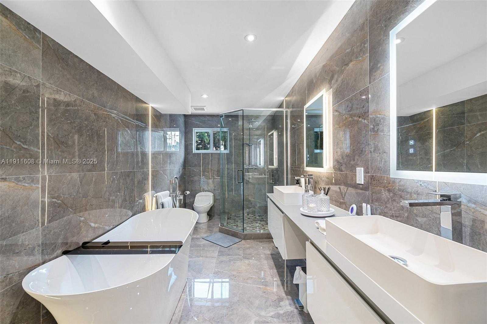 Small Image of 10658 NORTH EAST 11TH AVE, Miami Shores Number 16