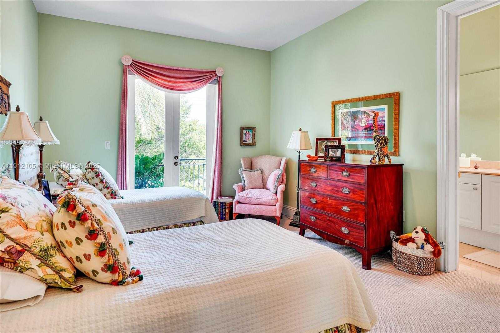 Small Image of 550 HARBOR DR, Key Biscayne Number 39