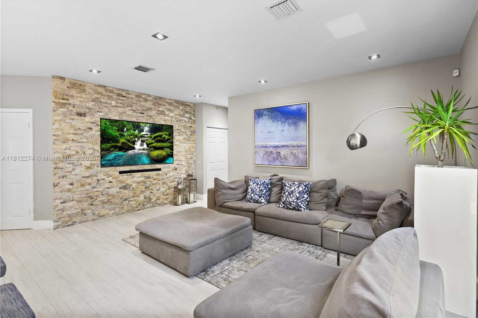 Small Image of 5869 NORTH WEST 112TH CT, Doral Number 14