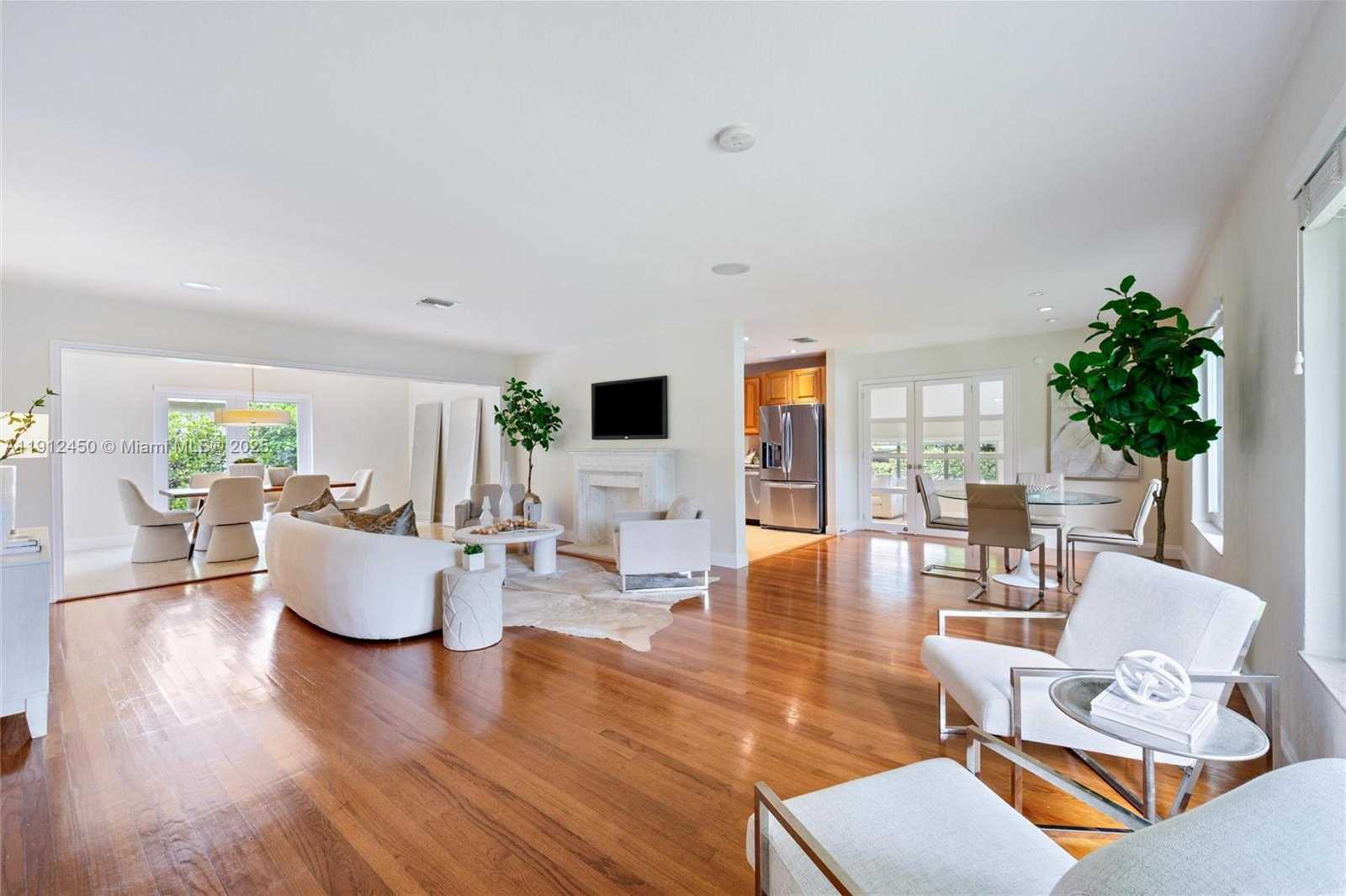 Small Image of 5620 ALHAMBRA CIR, Coral Gables Number 2