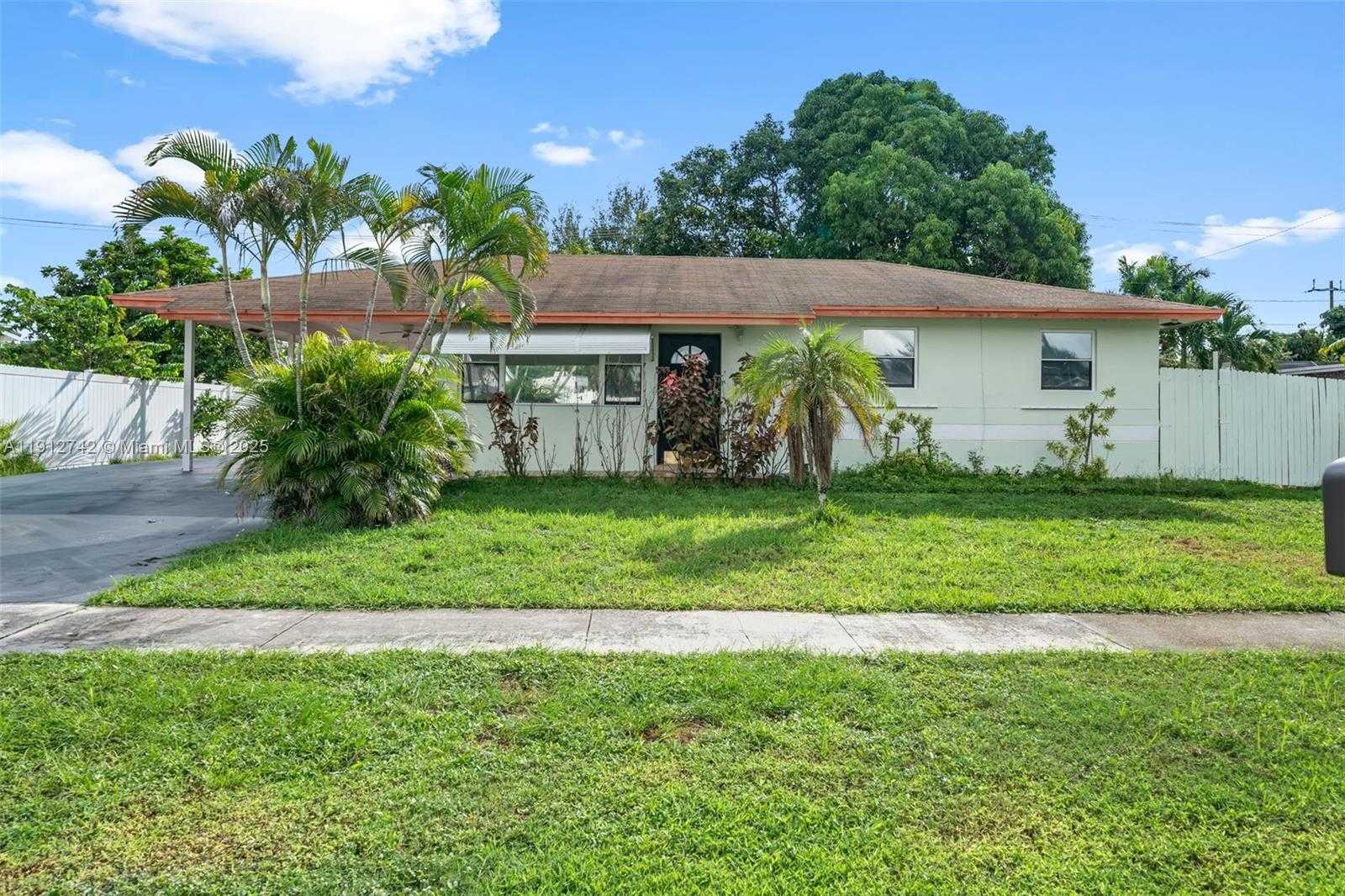 Small Image of 136 CAYMAN DR, Palm Springs Number 1