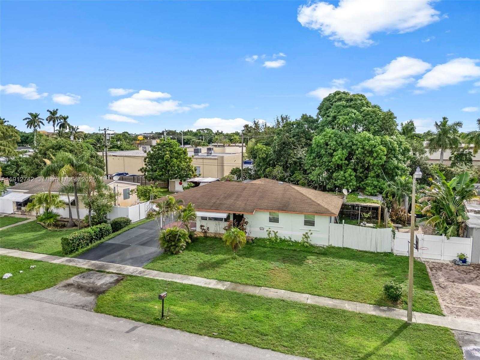 Small Image of 136 CAYMAN DR, Palm Springs Number 3