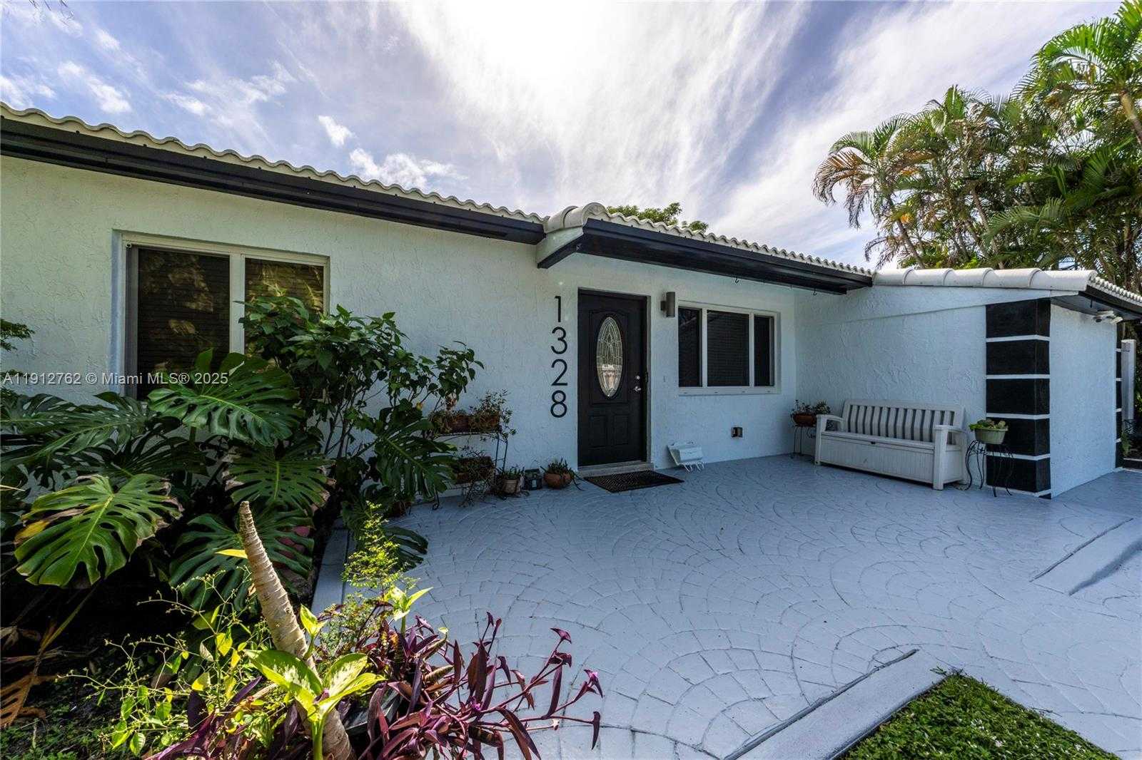 Small Image of 1328 MANGO ISLE, Fort Lauderdale Number 2