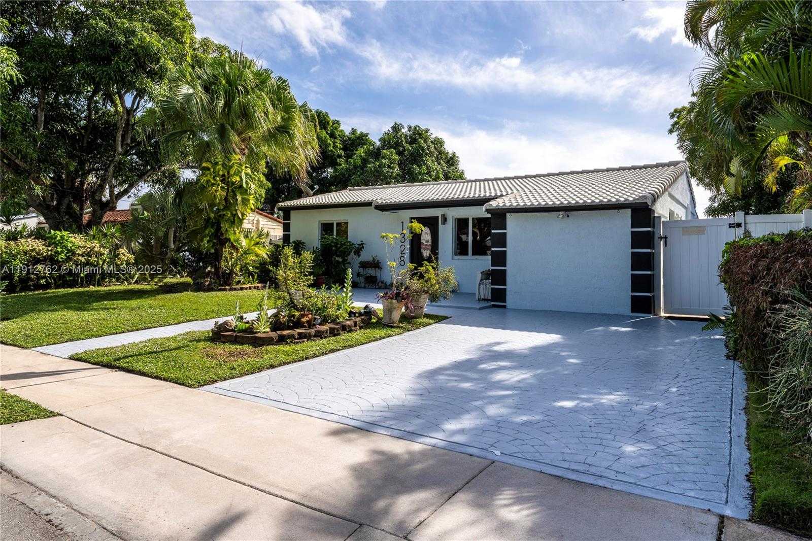 Small Image of 1328 MANGO ISLE, Fort Lauderdale Number 3