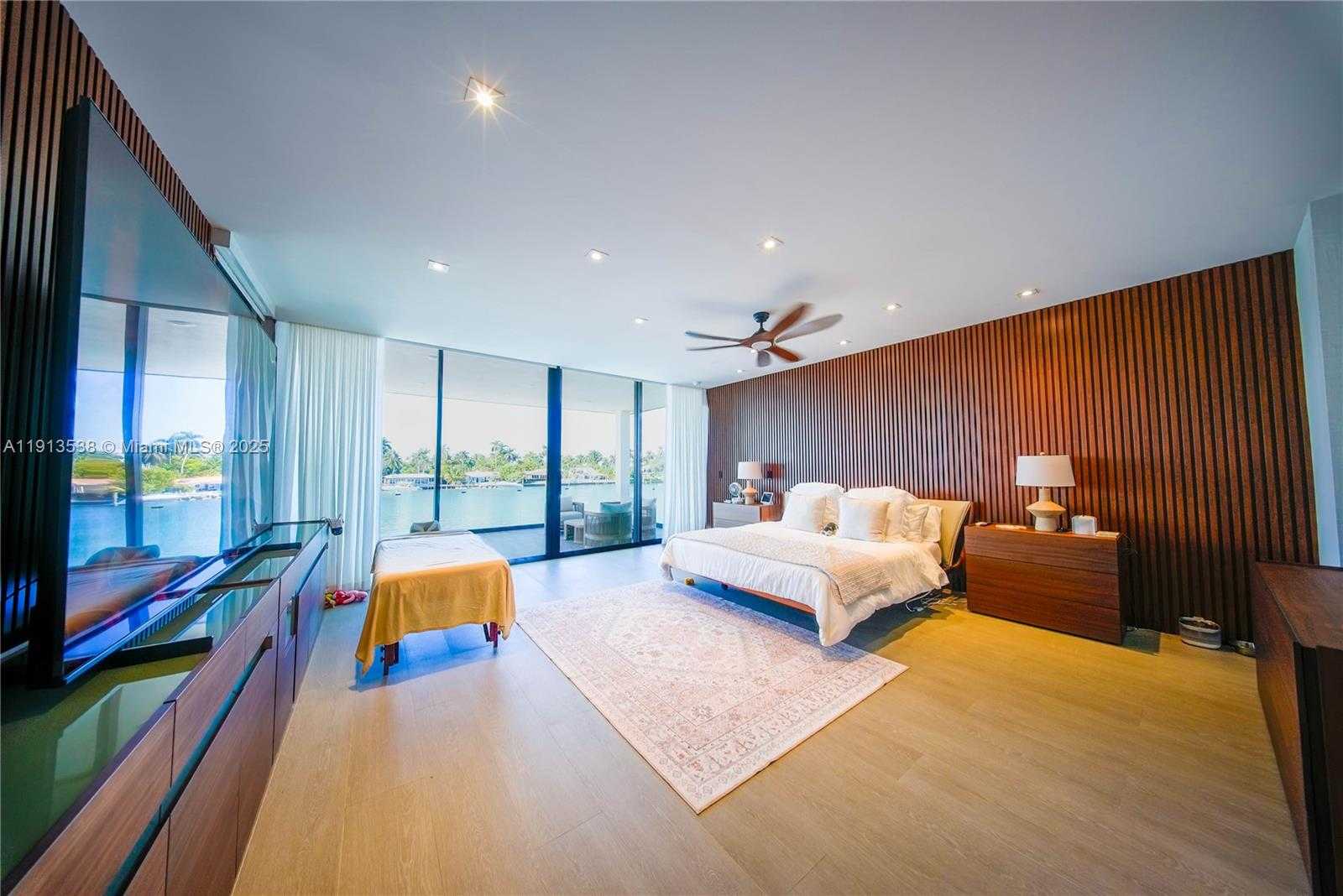 Small Image of 7520 WEST TREASURE DR, North Bay Village Number 10