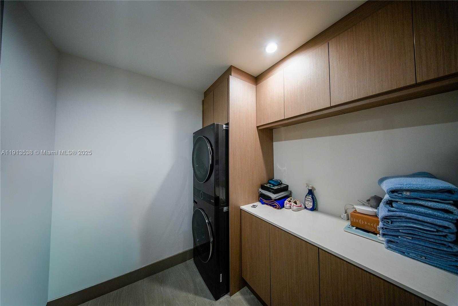 Small Image of 7520 WEST TREASURE DR, North Bay Village Number 23