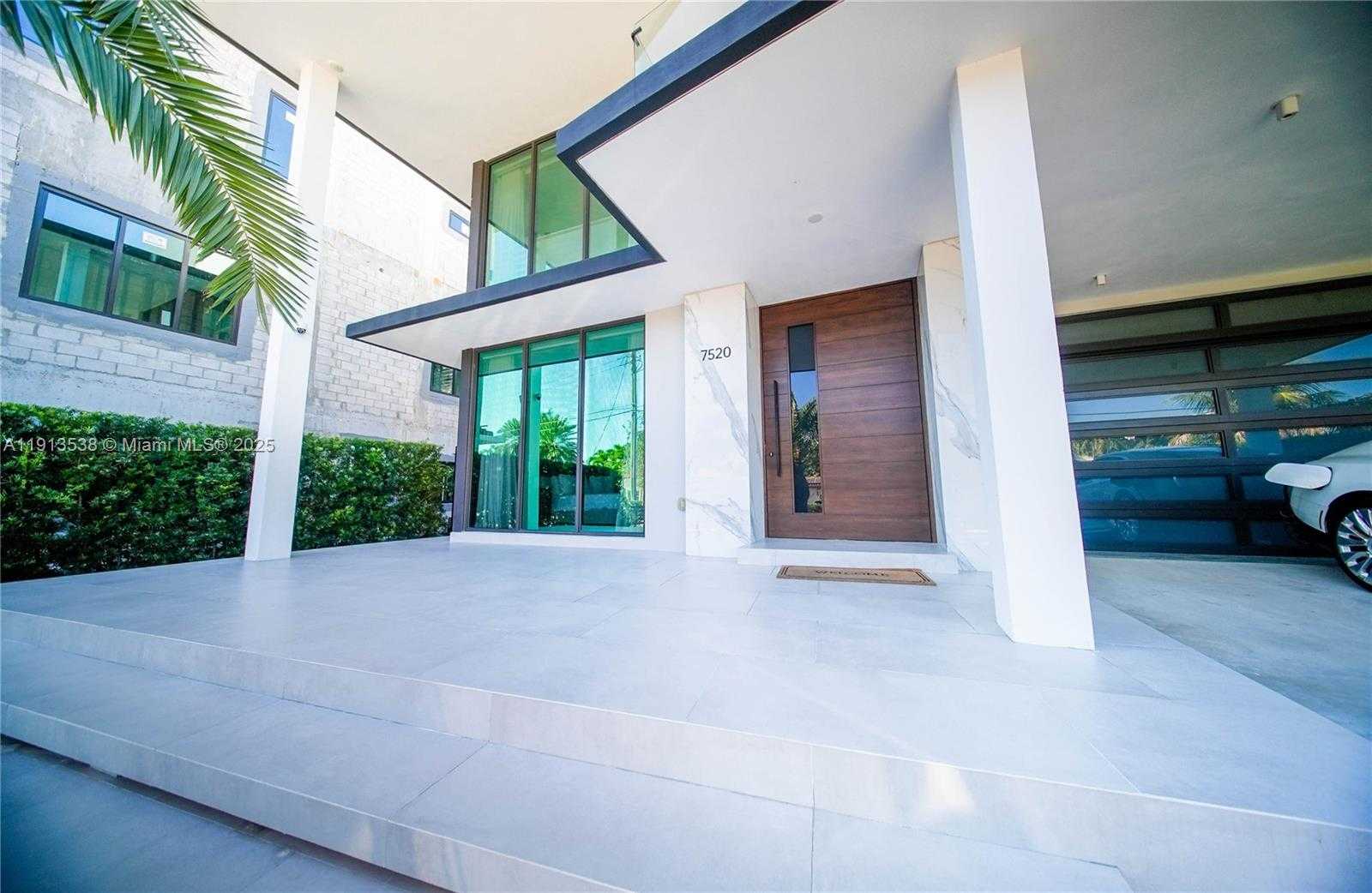 Small Image of 7520 WEST TREASURE DR, North Bay Village Number 3