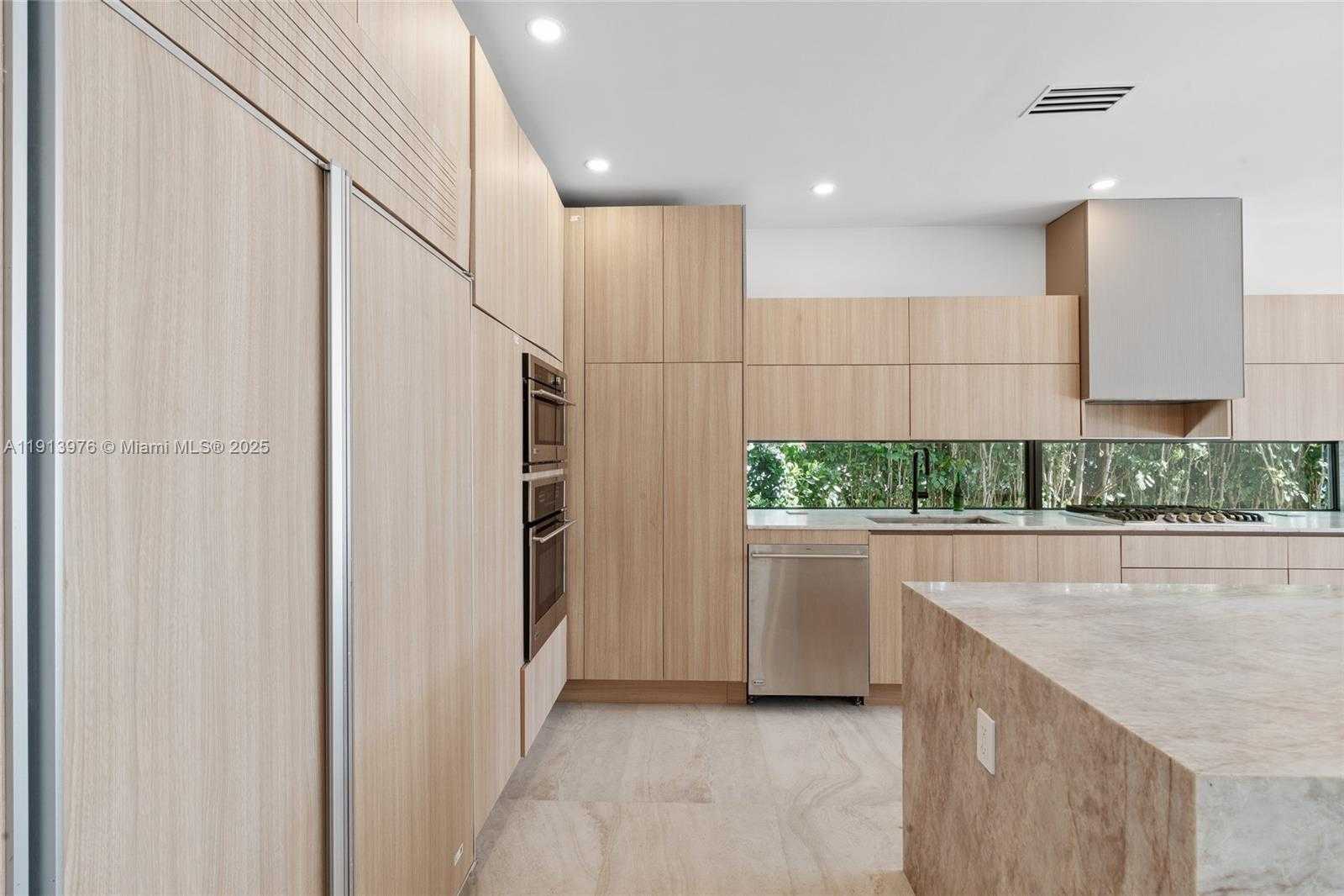 Small Image of 550 SOUTH SHORE DR, Miami Beach Number 17