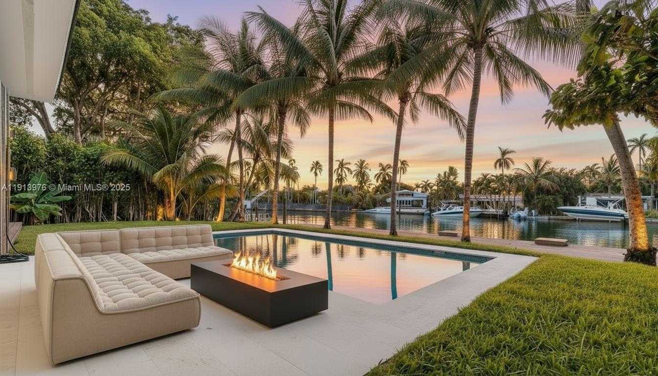 Small Image of 550 SOUTH SHORE DR, Miami Beach Number 2