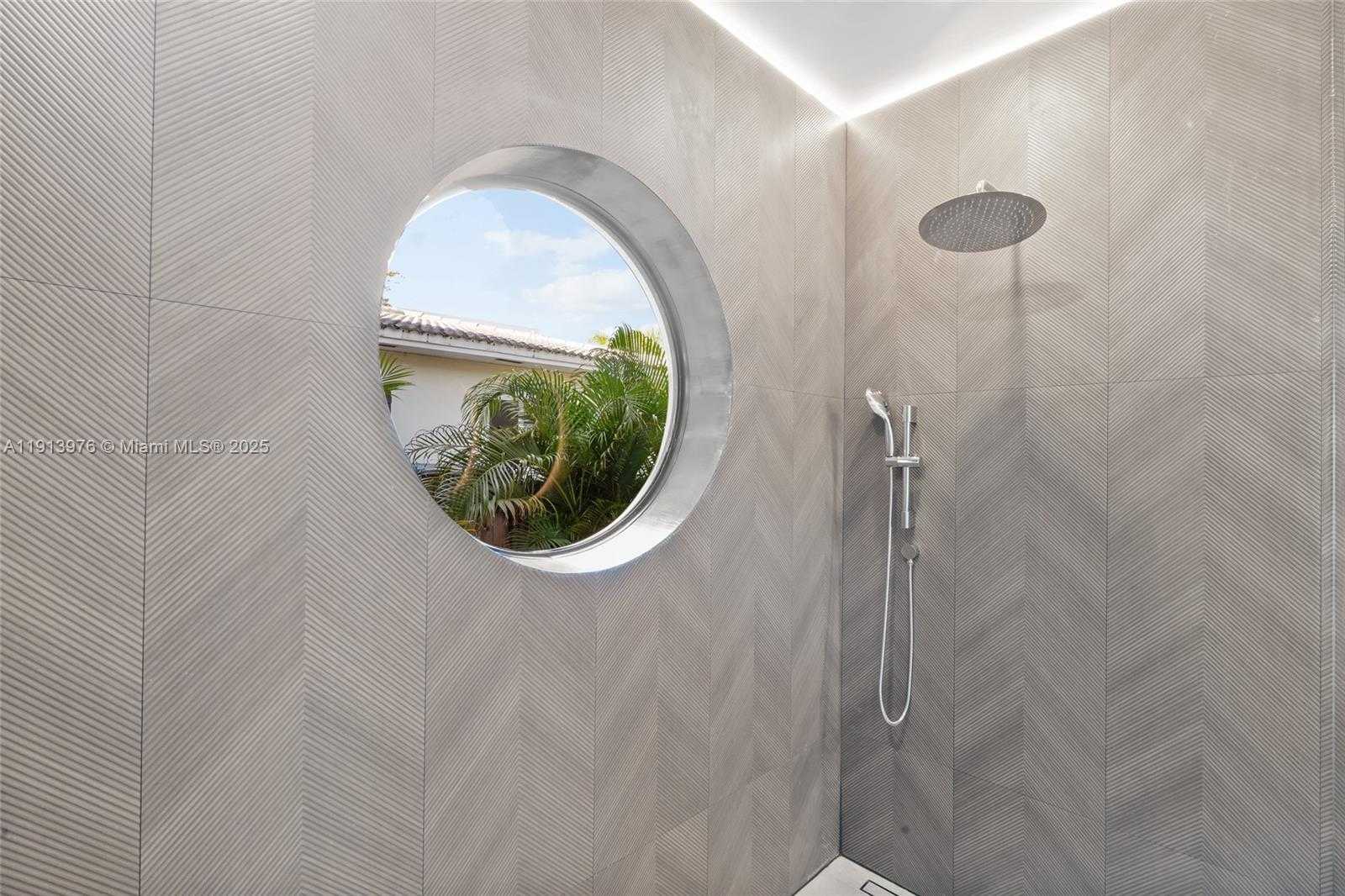 Small Image of 550 SOUTH SHORE DR, Miami Beach Number 20