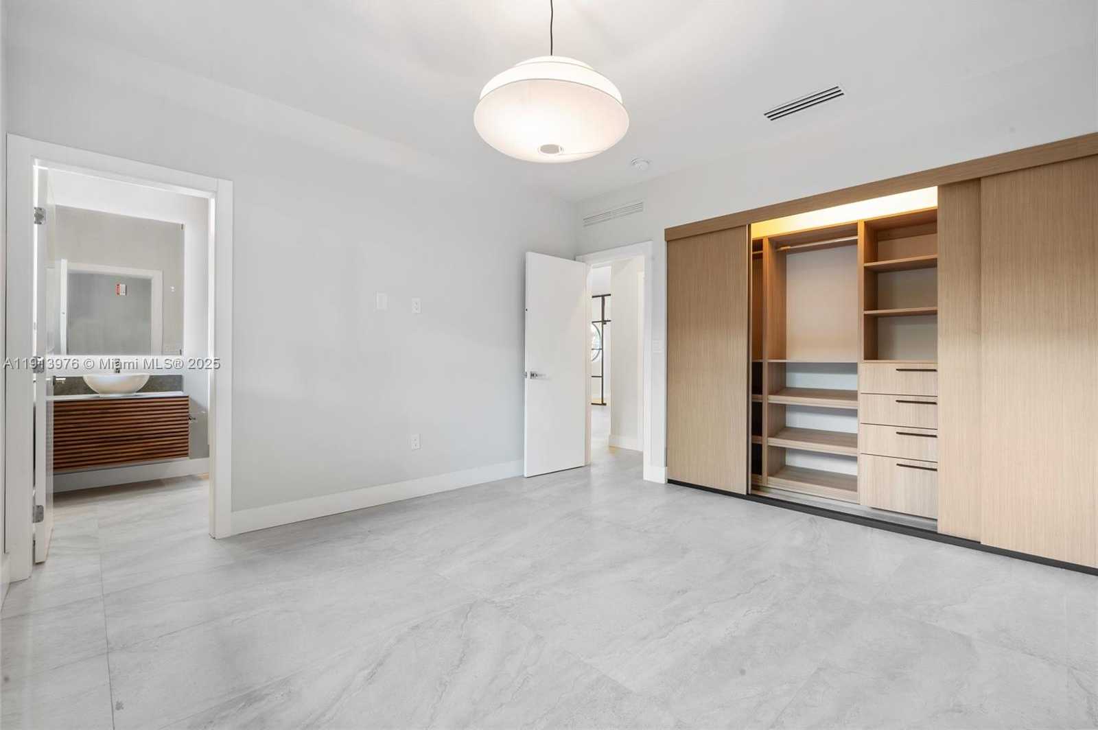 Small Image of 550 SOUTH SHORE DR, Miami Beach Number 33