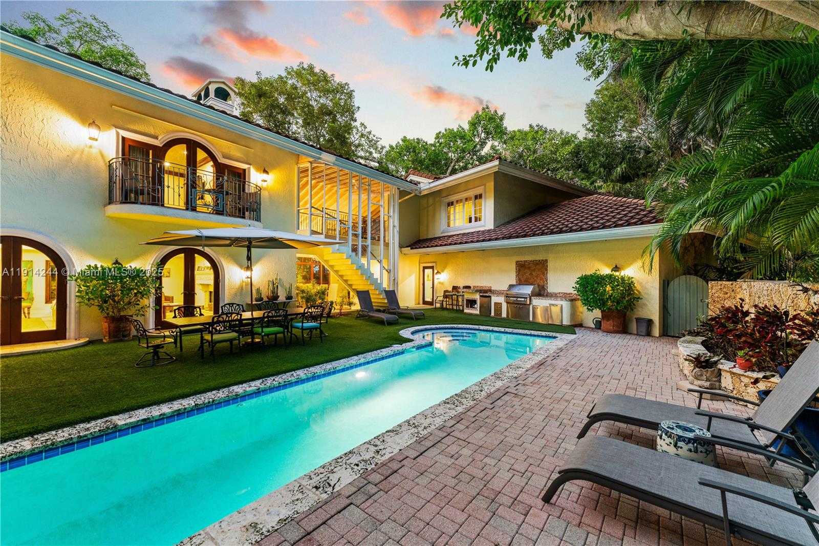 Small Image of 3506 BANYAN CIR, Miami Number 1