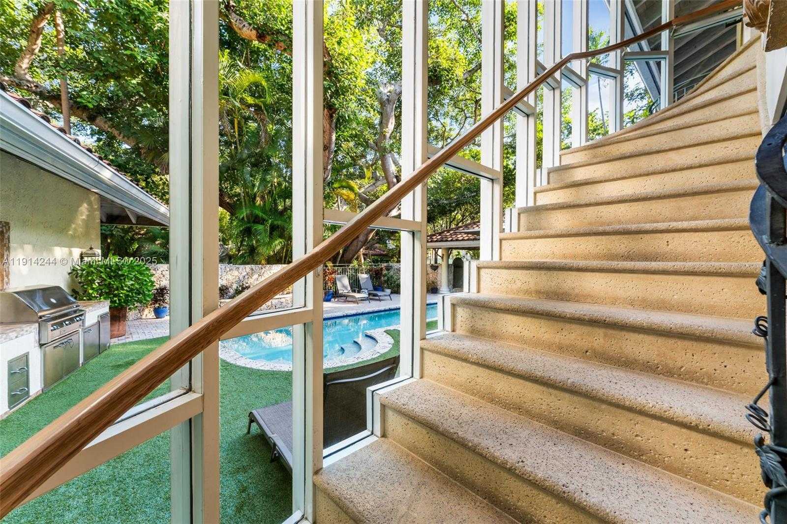 Small Image of 3506 BANYAN CIR, Miami Number 12