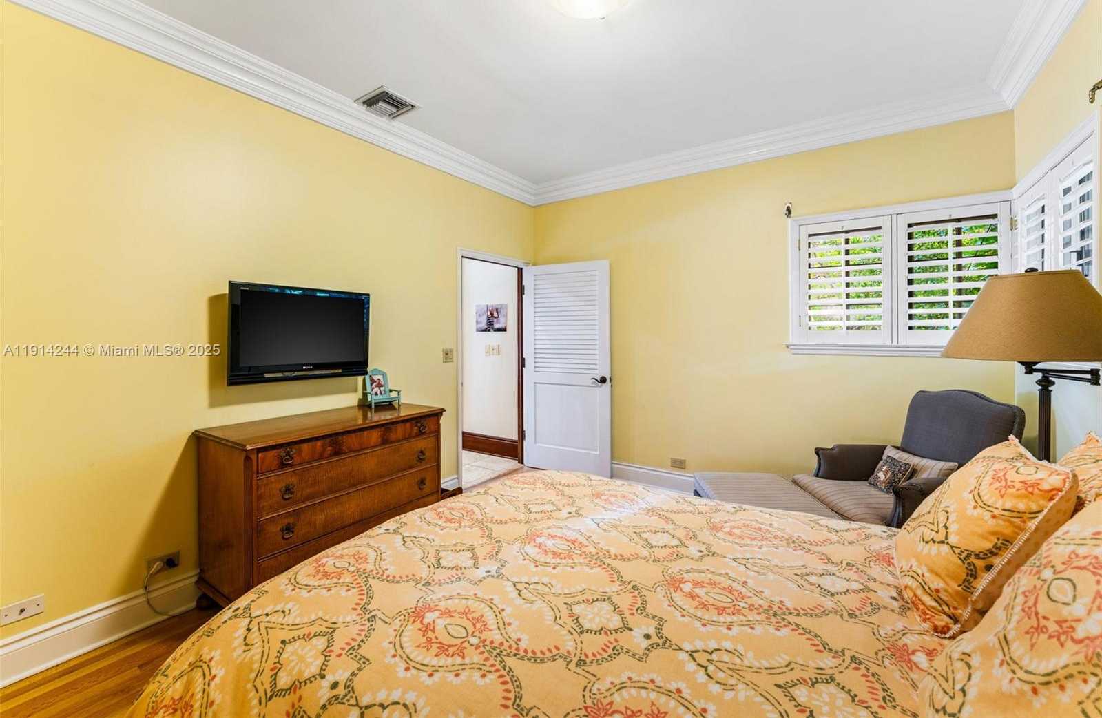 Small Image of 3506 BANYAN CIR, Miami Number 15