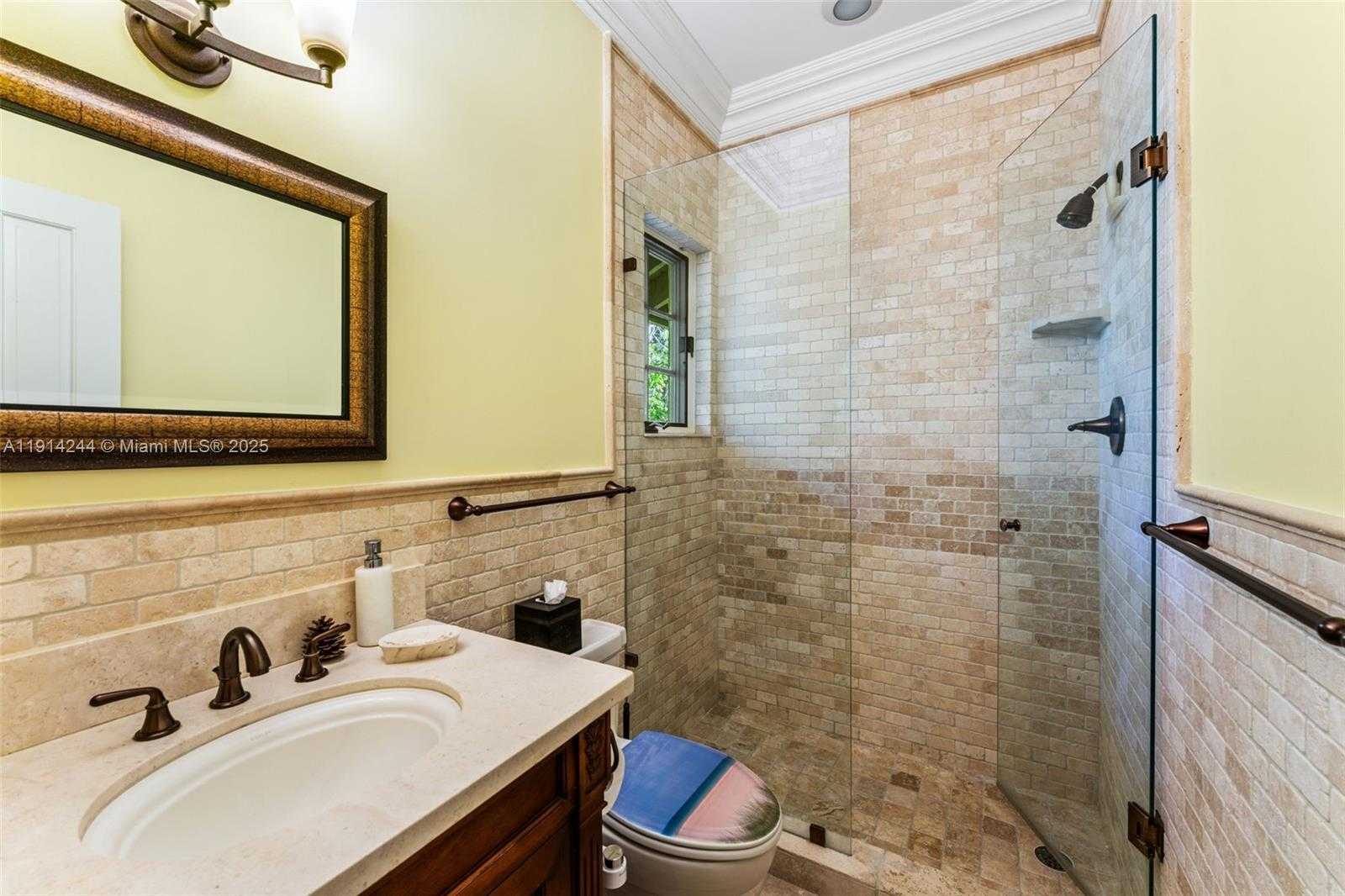 Small Image of 3506 BANYAN CIR, Miami Number 17