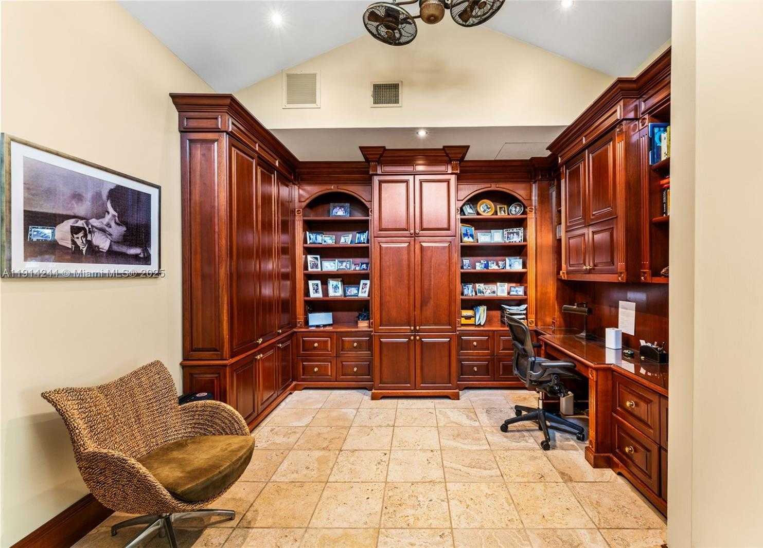 Small Image of 3506 BANYAN CIR, Miami Number 18