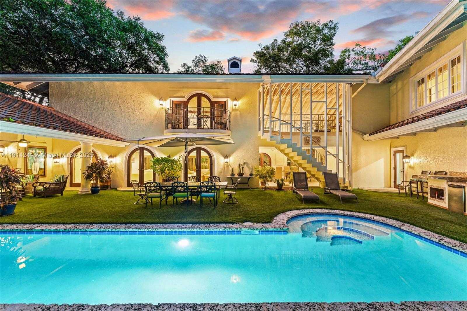 Small Image of 3506 BANYAN CIR, Miami Number 2