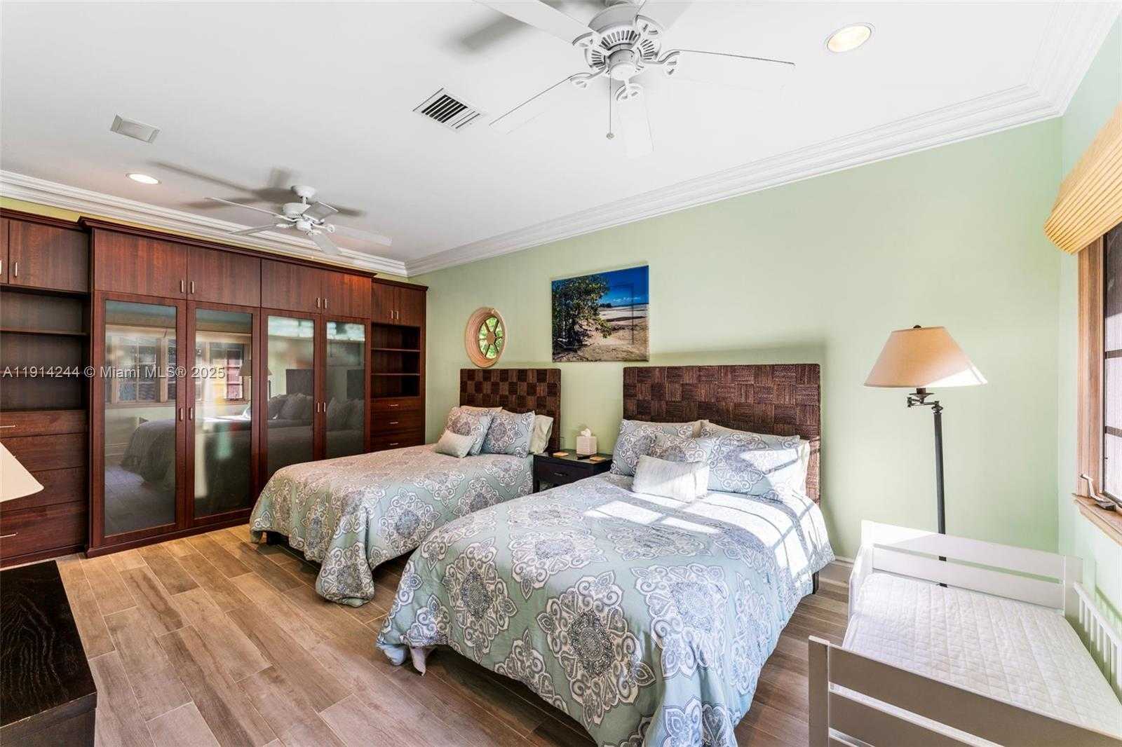 Small Image of 3506 BANYAN CIR, Miami Number 20