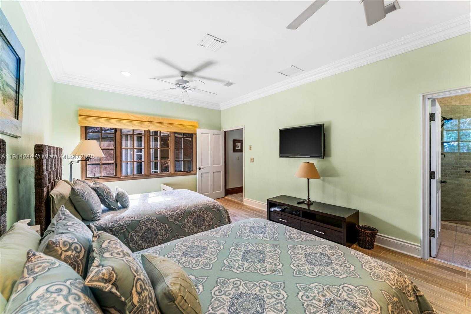 Small Image of 3506 BANYAN CIR, Miami Number 21