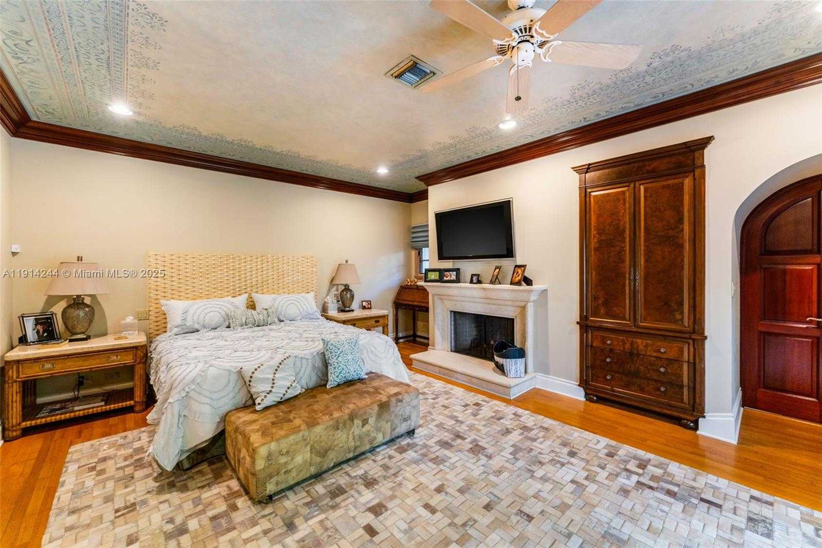 Small Image of 3506 BANYAN CIR, Miami Number 22