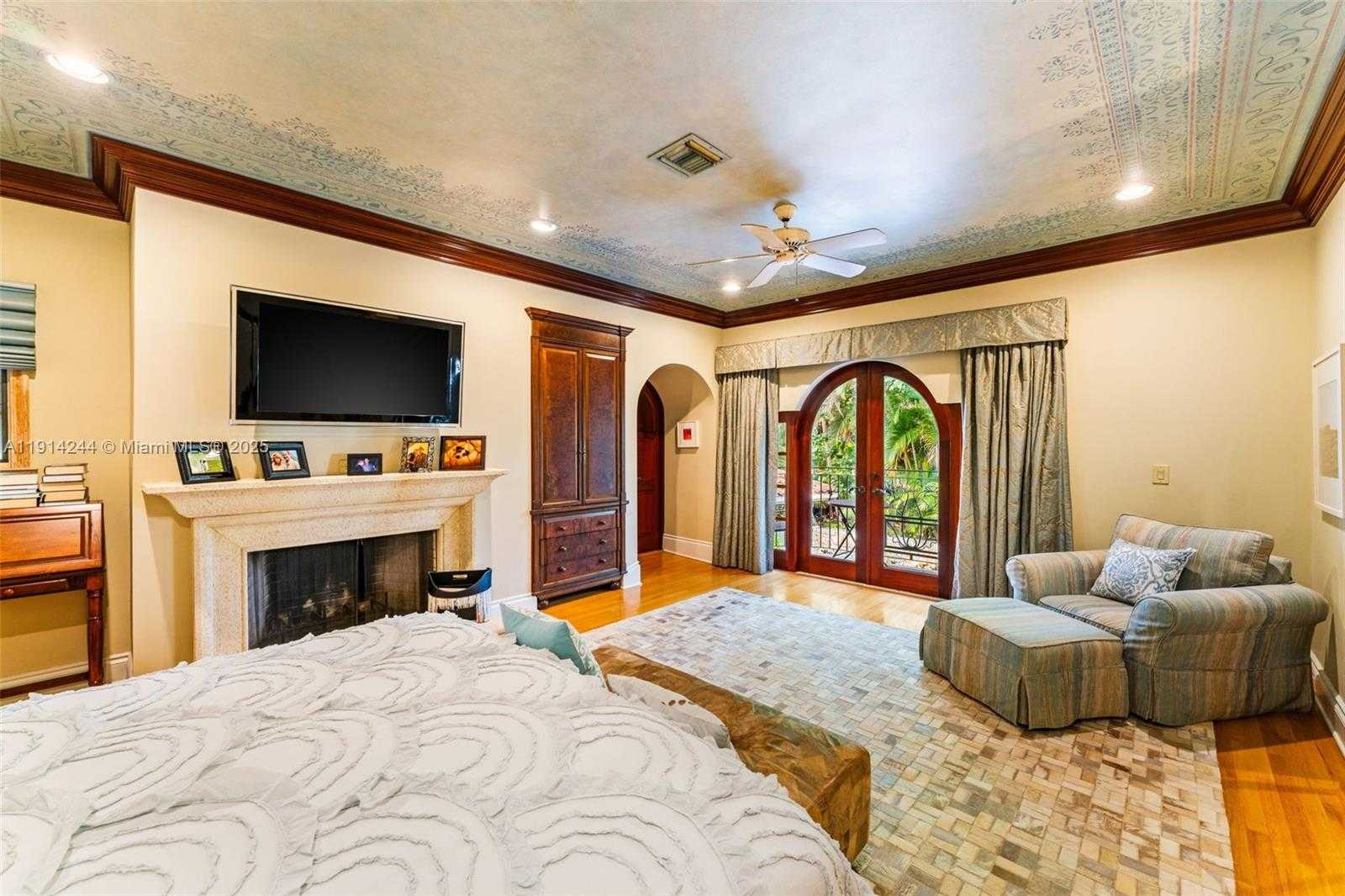 Small Image of 3506 BANYAN CIR, Miami Number 23