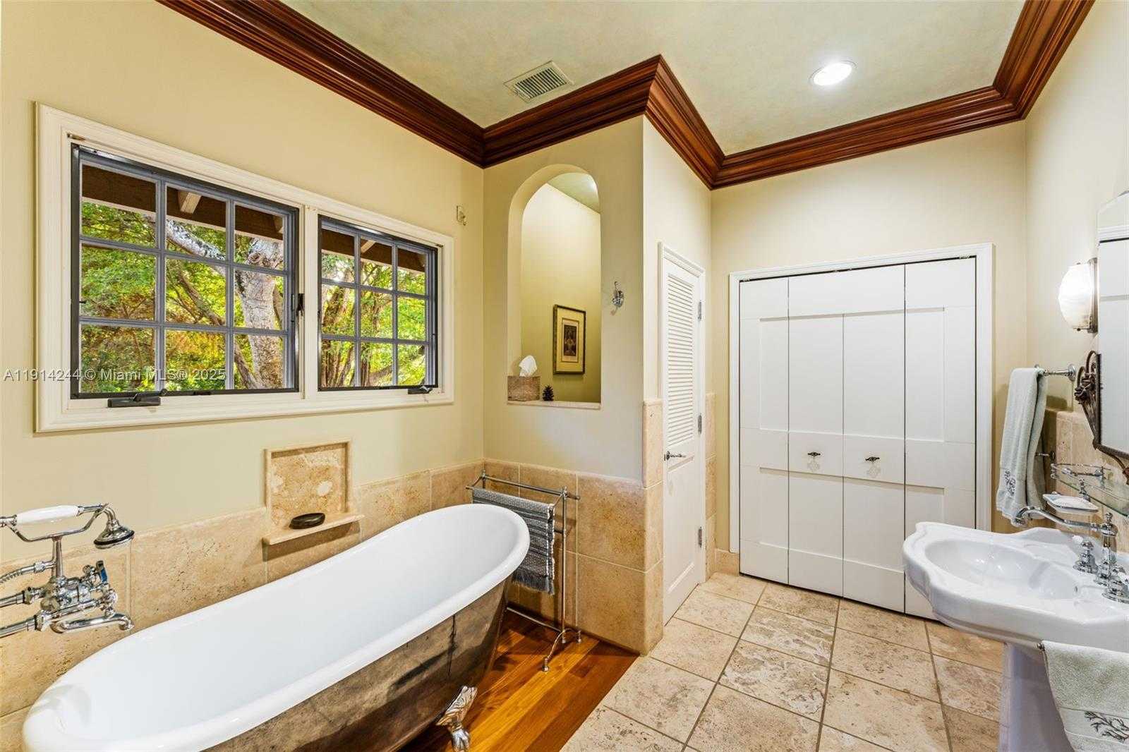 Small Image of 3506 BANYAN CIR, Miami Number 25