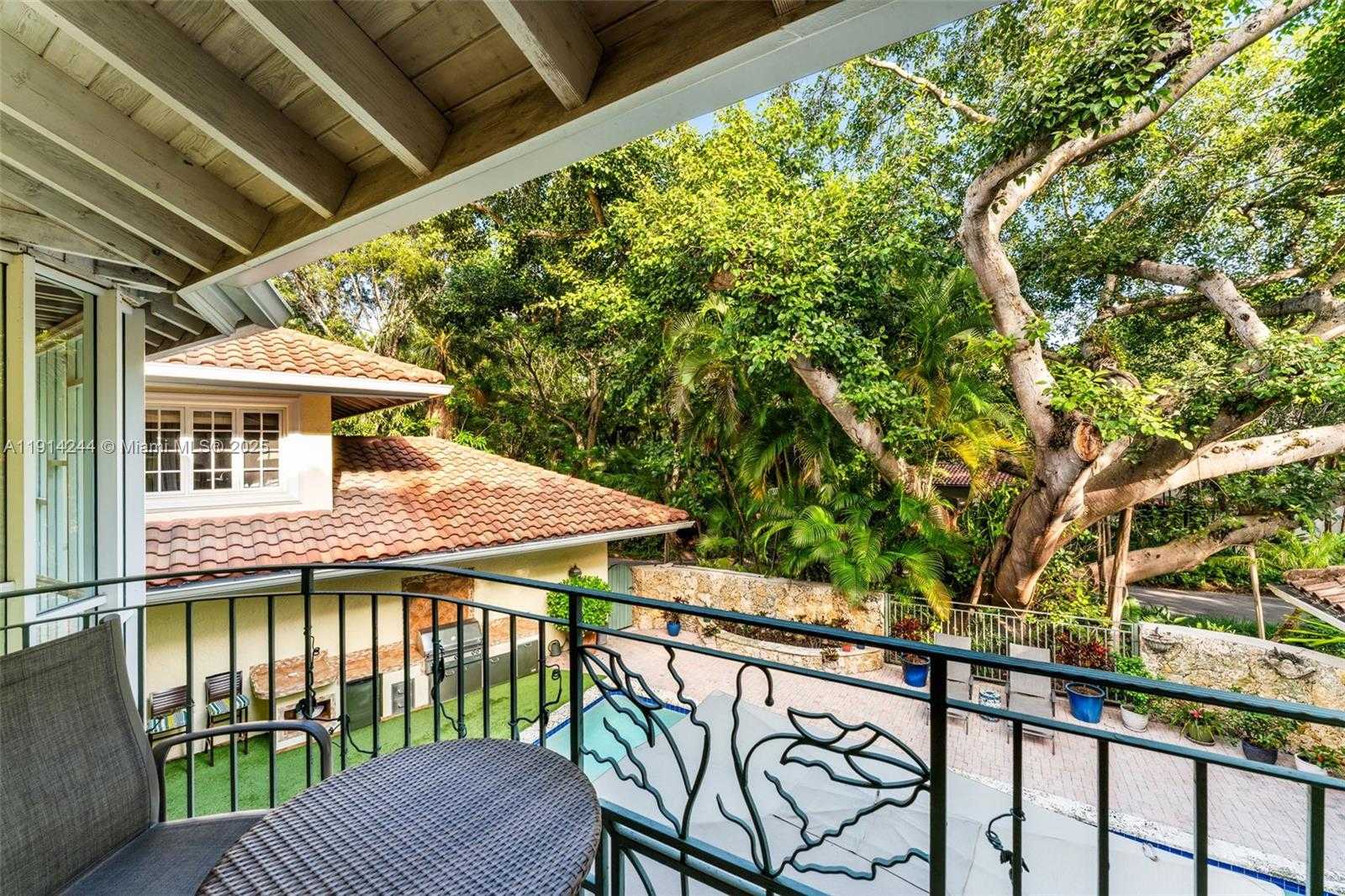 Small Image of 3506 BANYAN CIR, Miami Number 27