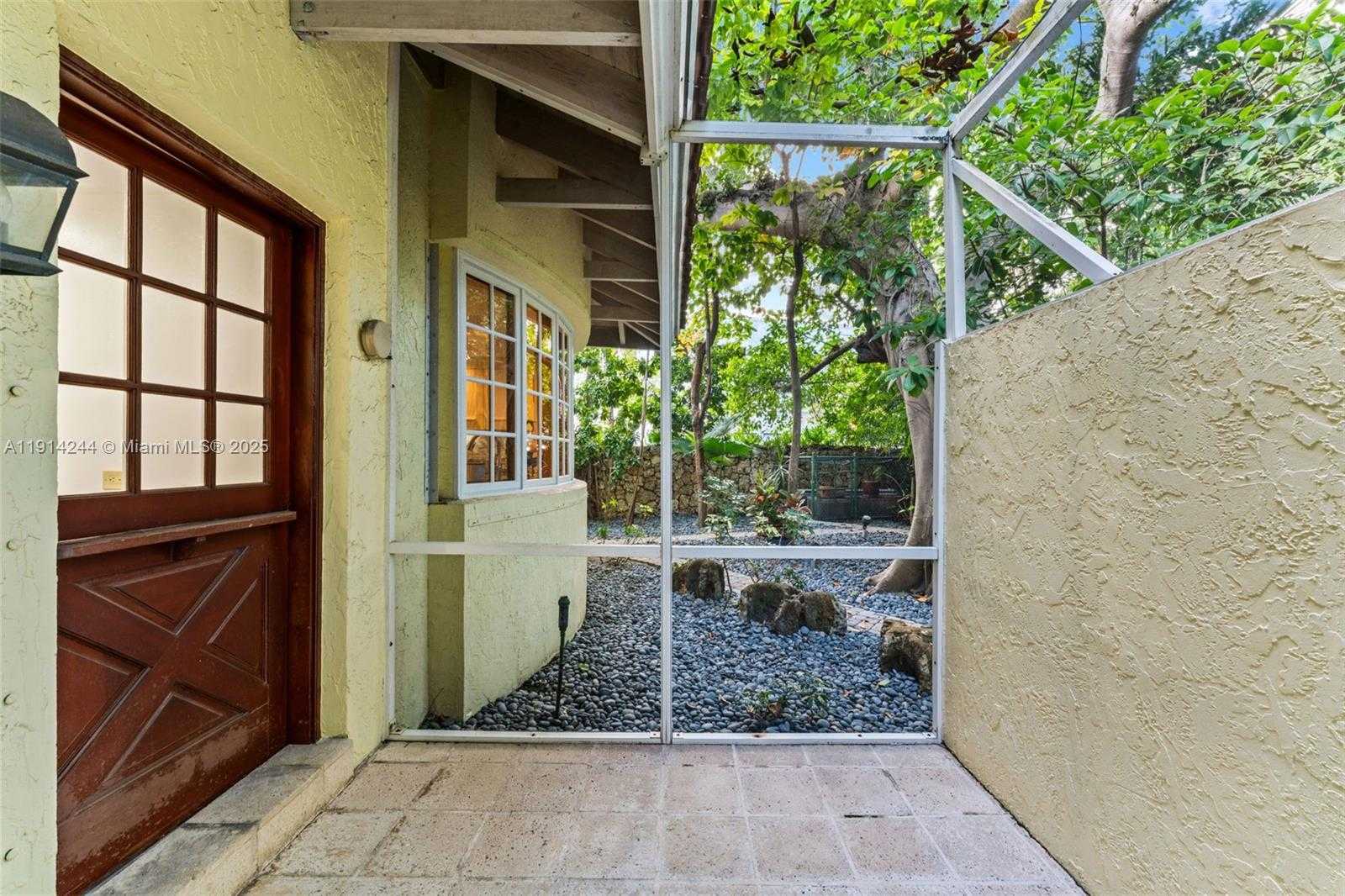 Small Image of 3506 BANYAN CIR, Miami Number 29