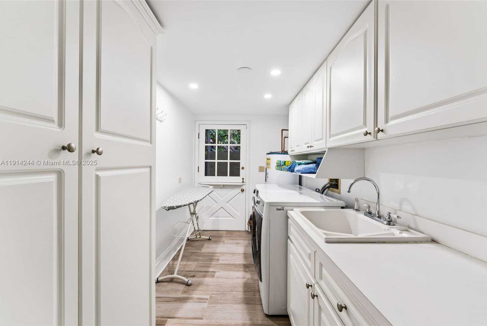 Small Image of 3506 BANYAN CIR, Miami Number 30