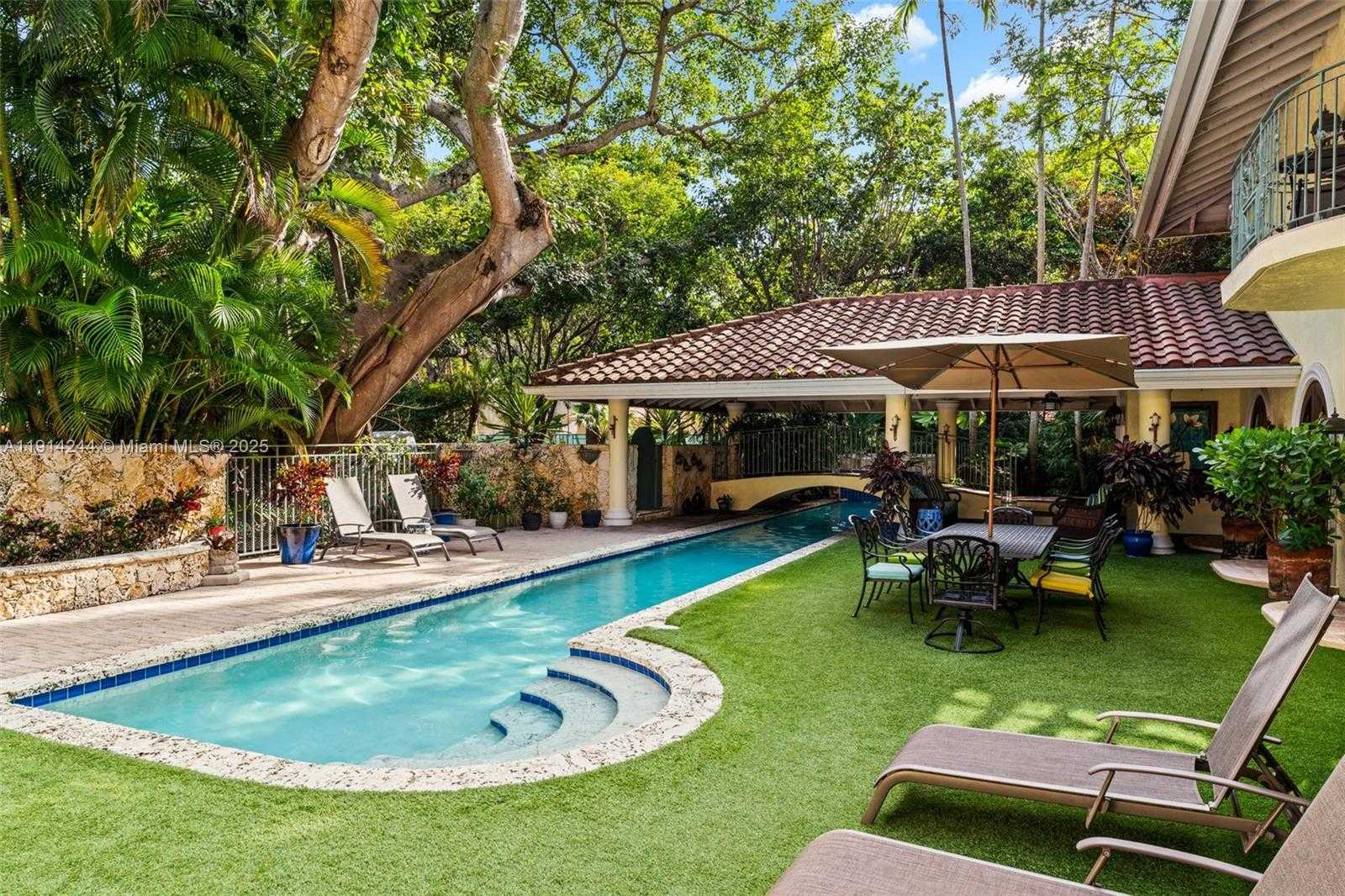 Small Image of 3506 BANYAN CIR, Miami Number 31