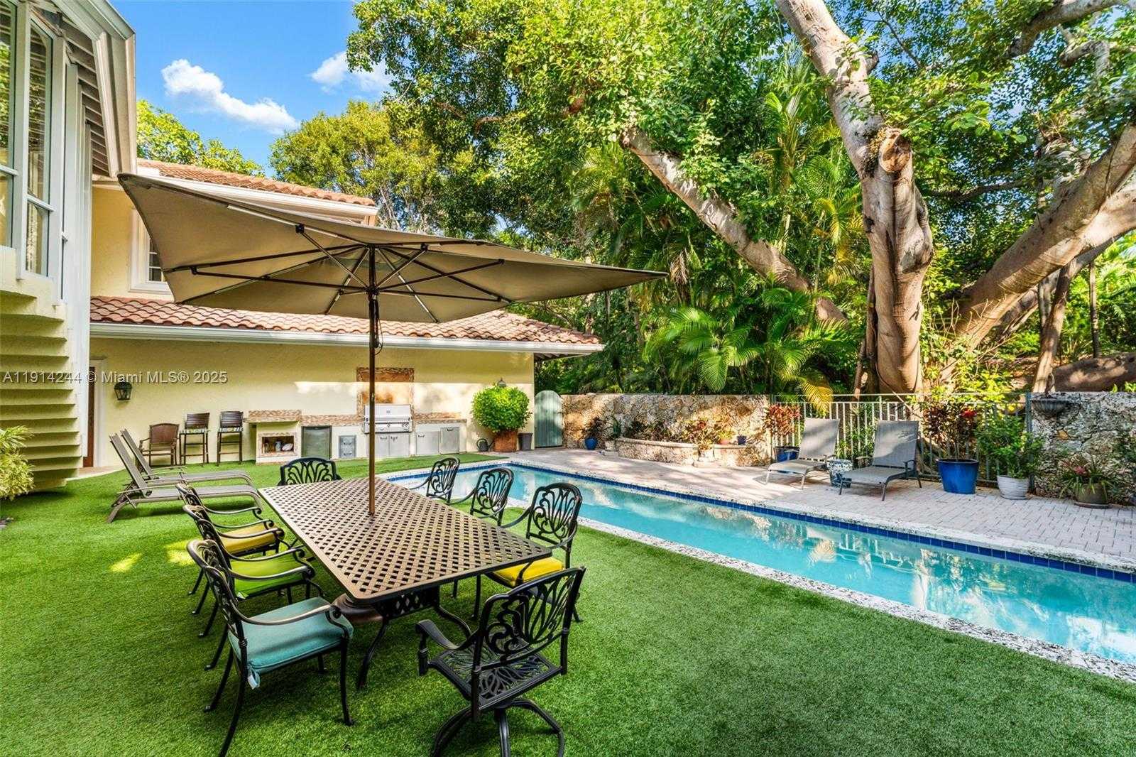 Small Image of 3506 BANYAN CIR, Miami Number 32