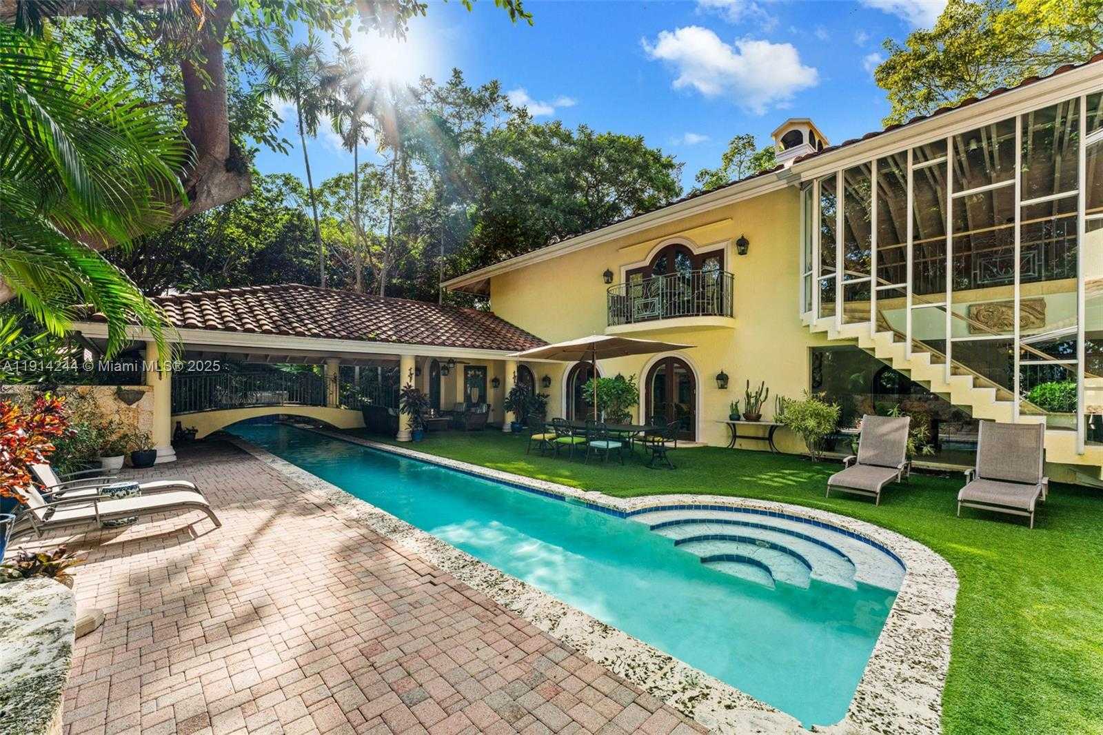 Small Image of 3506 BANYAN CIR, Miami Number 33
