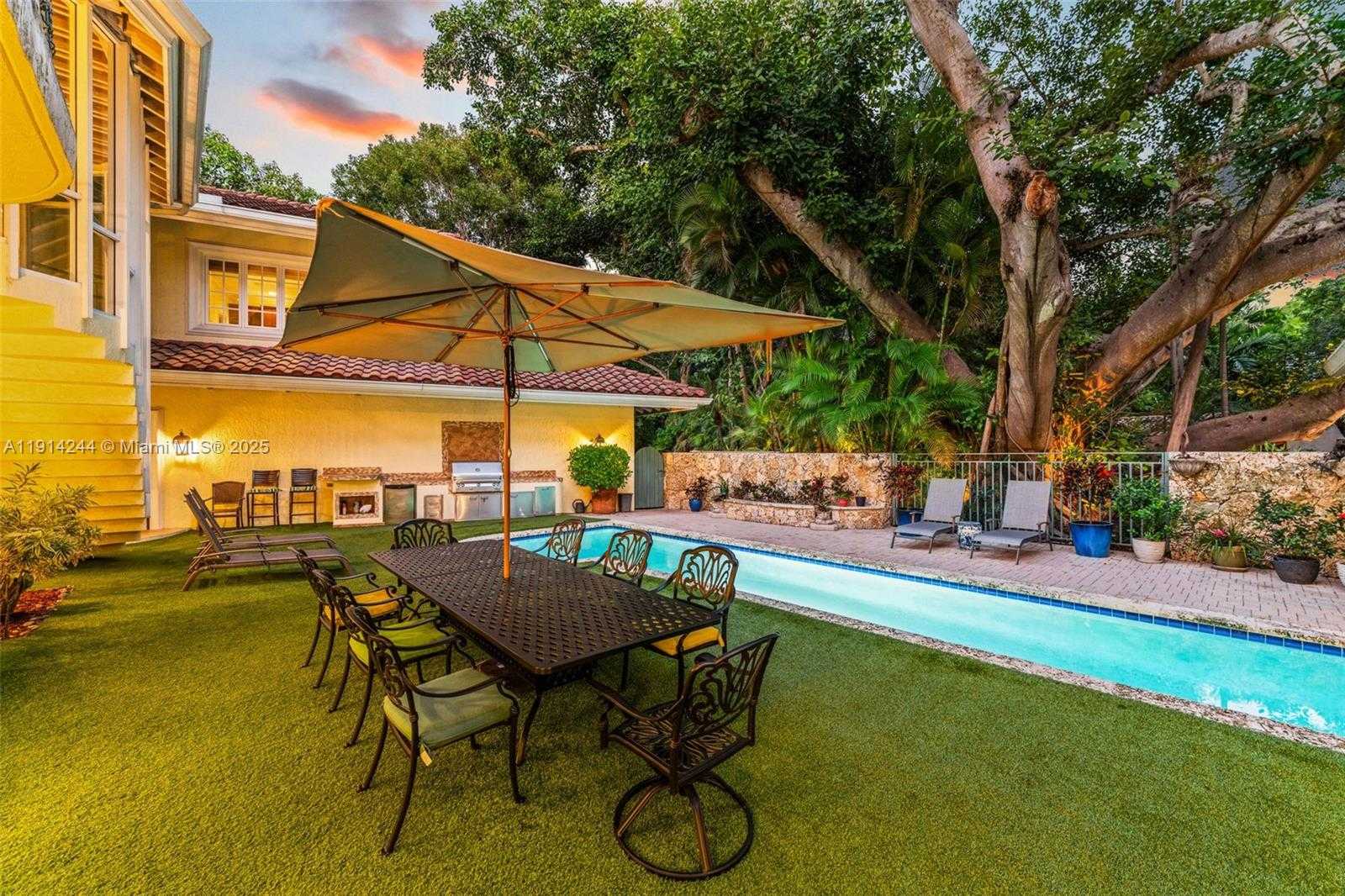 Small Image of 3506 BANYAN CIR, Miami Number 36