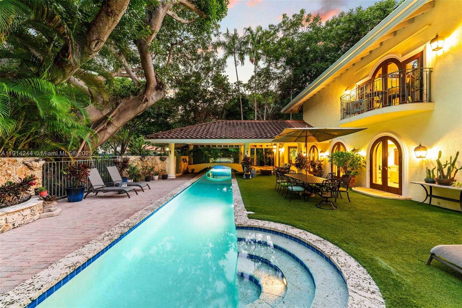 Small Image of 3506 BANYAN CIR, Miami Number 38