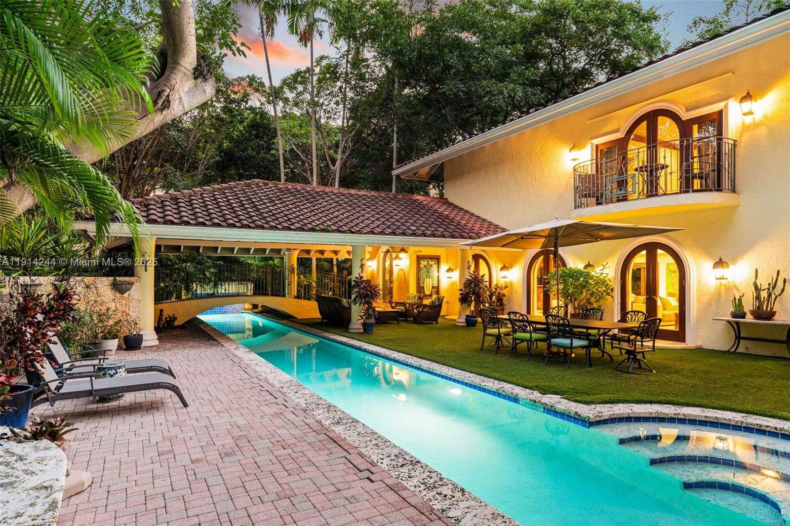 Small Image of 3506 BANYAN CIR, Miami Number 39