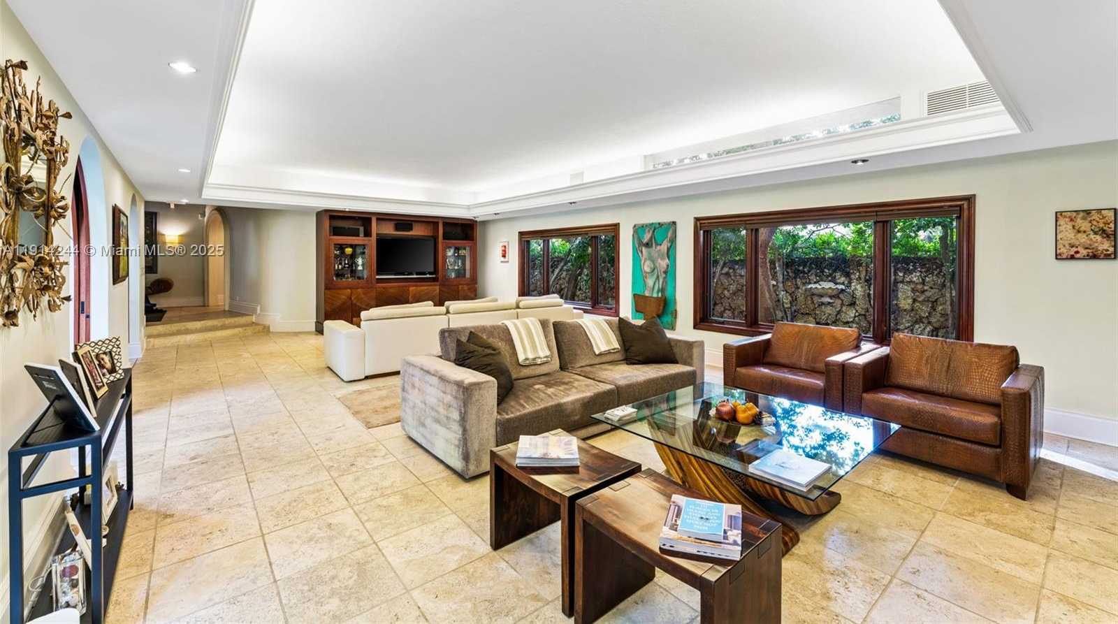 Small Image of 3506 BANYAN CIR, Miami Number 4