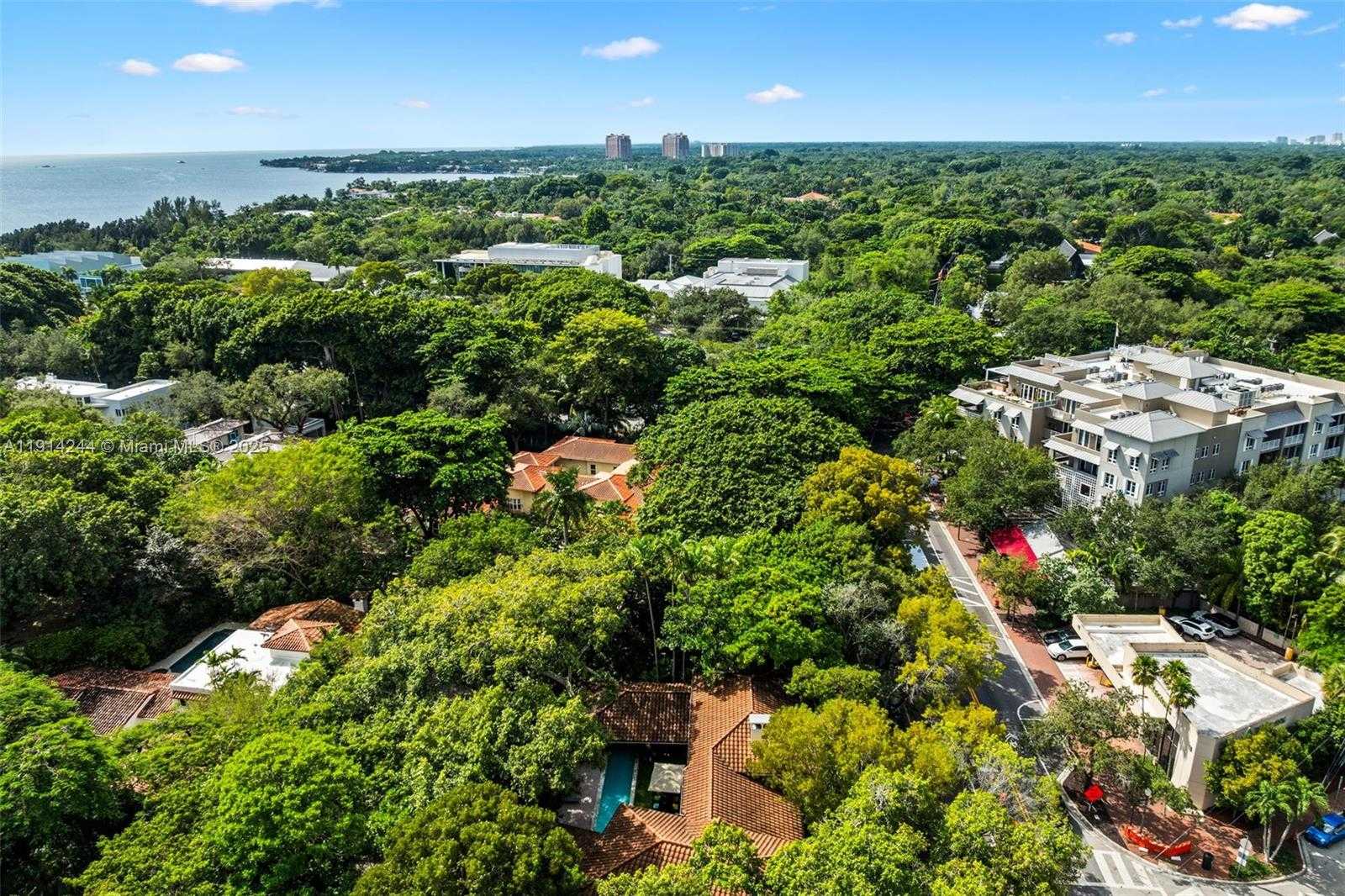 Small Image of 3506 BANYAN CIR, Miami Number 42