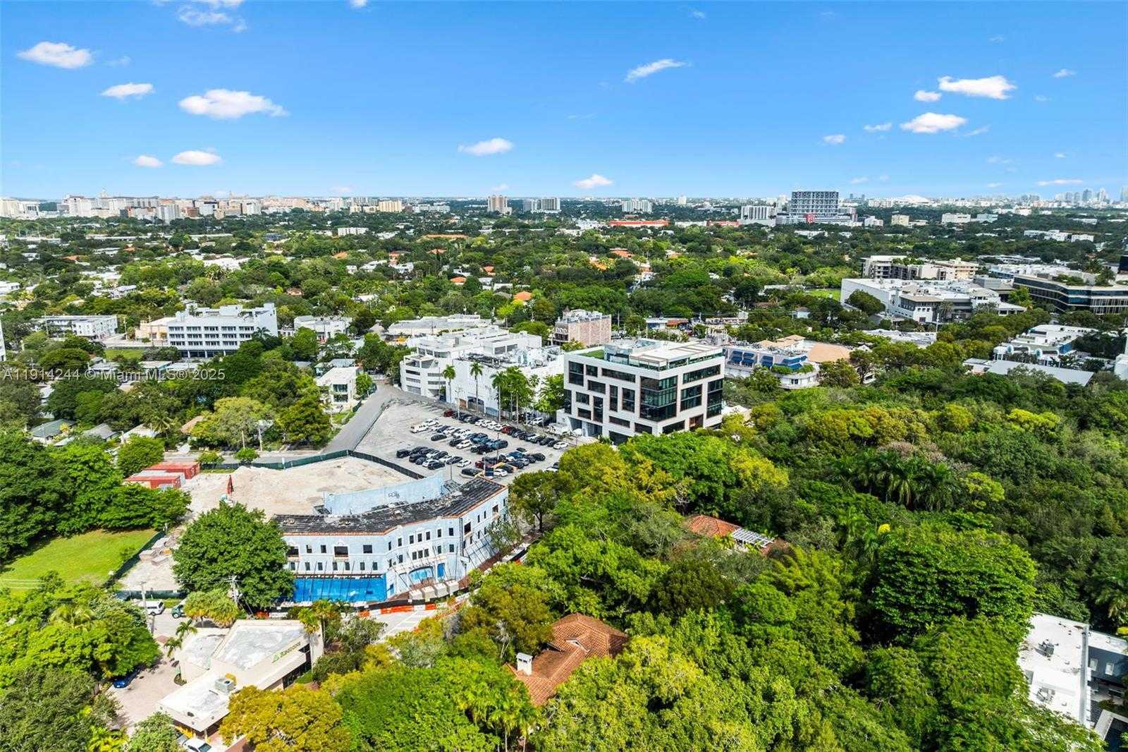 Small Image of 3506 BANYAN CIR, Miami Number 43