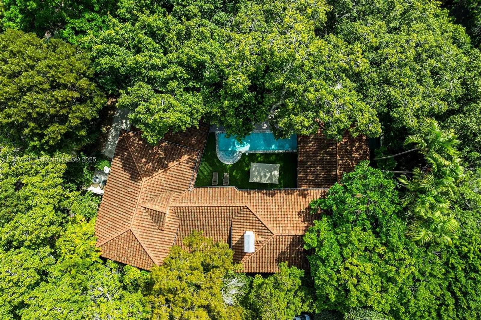 Small Image of 3506 BANYAN CIR, Miami Number 44