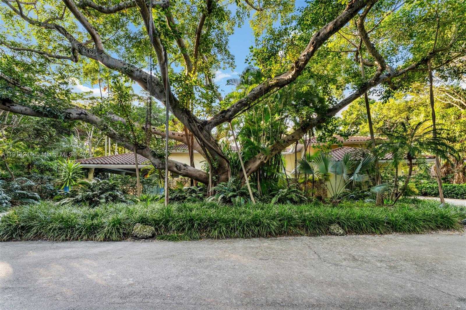 Small Image of 3506 BANYAN CIR, Miami Number 45