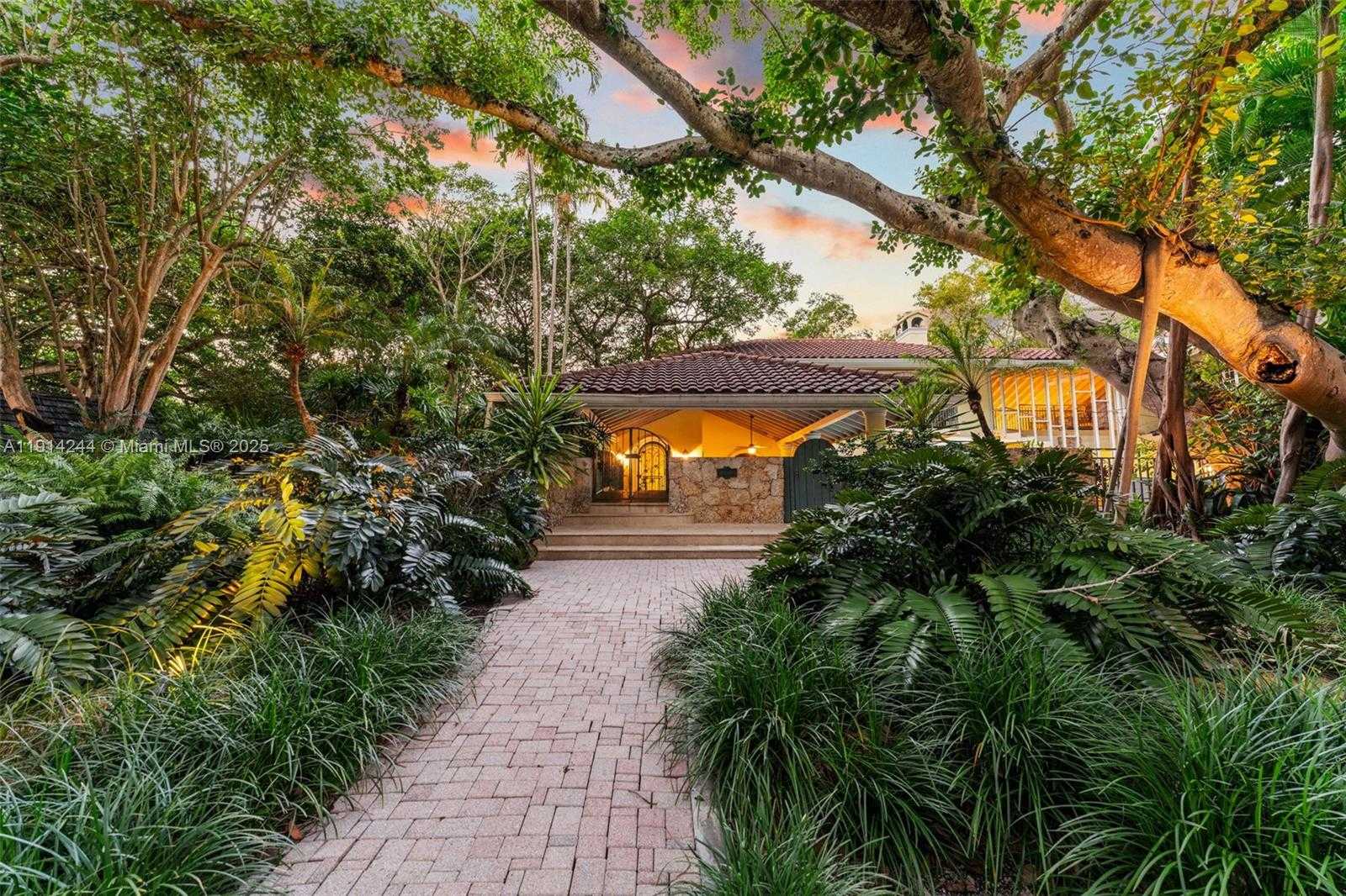 Small Image of 3506 BANYAN CIR, Miami Number 46