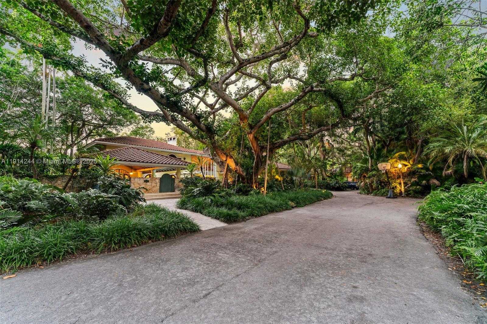 Small Image of 3506 BANYAN CIR, Miami Number 47