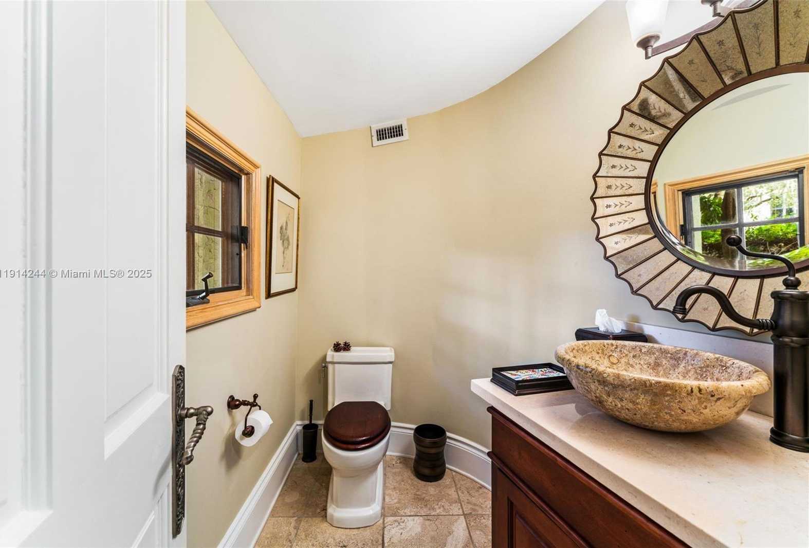 Small Image of 3506 BANYAN CIR, Miami Number 8